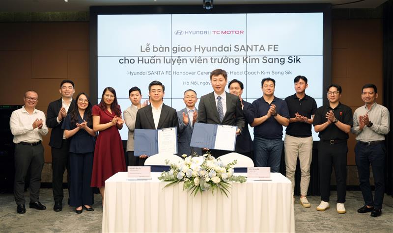 HYUNDAI THÀNH CÔNG VIỆT NAM BÀN GIAO XE HYUNDAI SANTA FE CALLIGRAPHY 2.5 TURBO CHO HLV KIM SANG-SIK